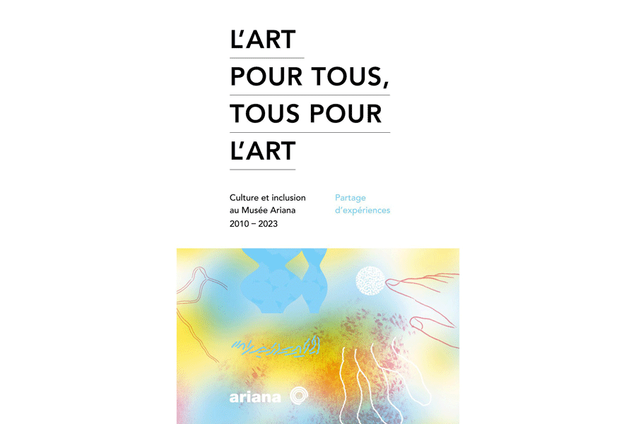 Sur un fond blanc, le titre noir « L’art pour tous, tous pour l’art » et deux sous-titres. Dessous, une image abstraite bleue, jaune, orange et rose. Sur le bord droit, le contour rose d’une main. En bas à gauche de l’image, le logo « ariana ».